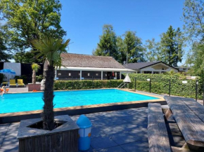 Chalet Beddestee op vakantiepark met zwembad